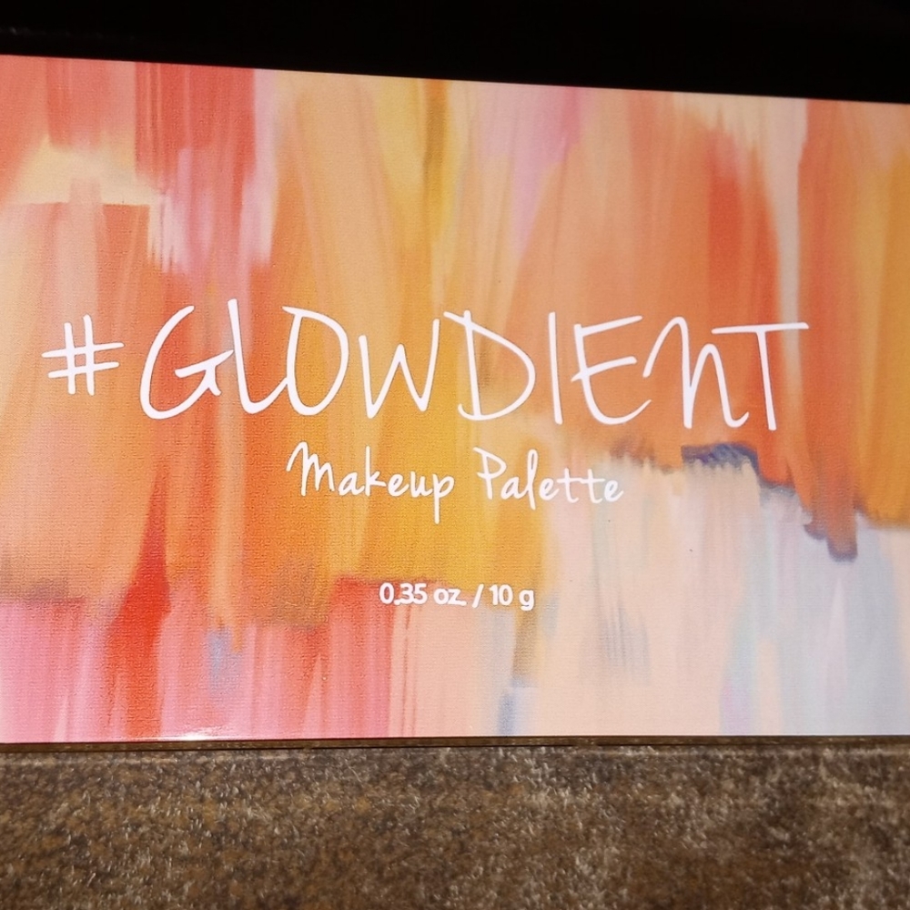 Glowdient makeup palette
